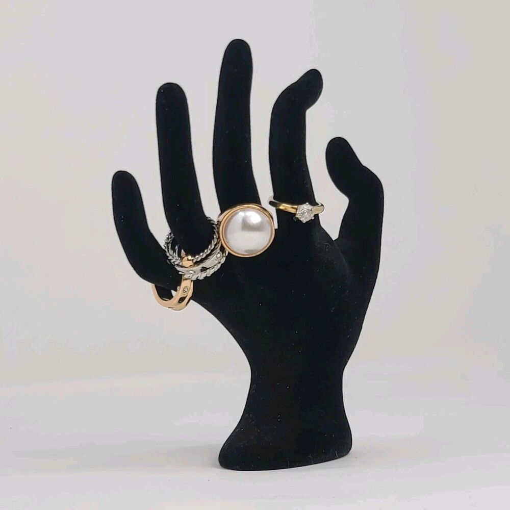 LOT: 7 Rings WITH‎ VELVET HAND DISPLAY | 6 Fashion rings, 1 CZ 925